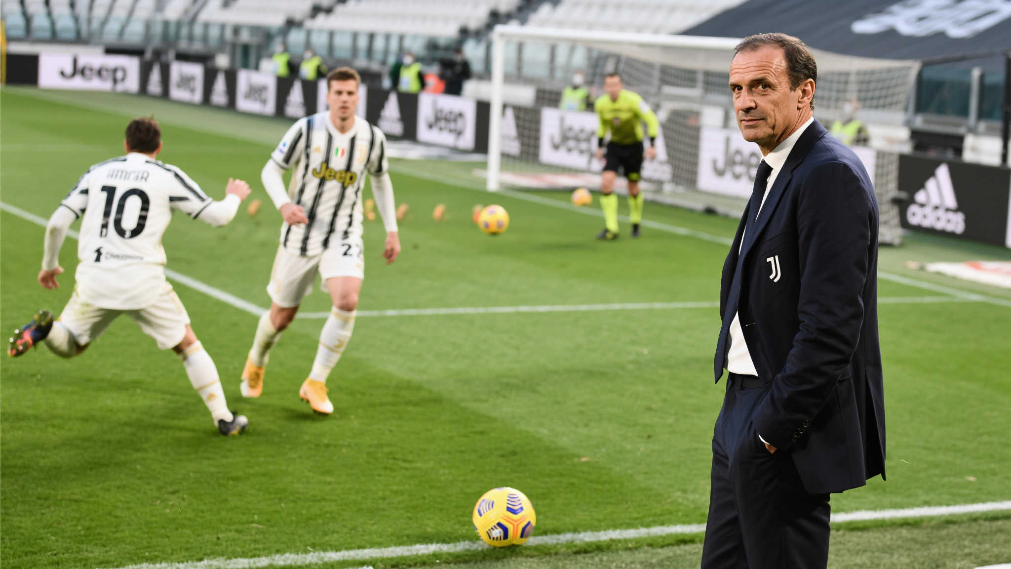 阿莱格里作为经验丰富的战术大师，他开始尝试新阵型以